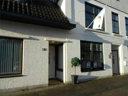 De voordeur van de salon, Herenwal 131