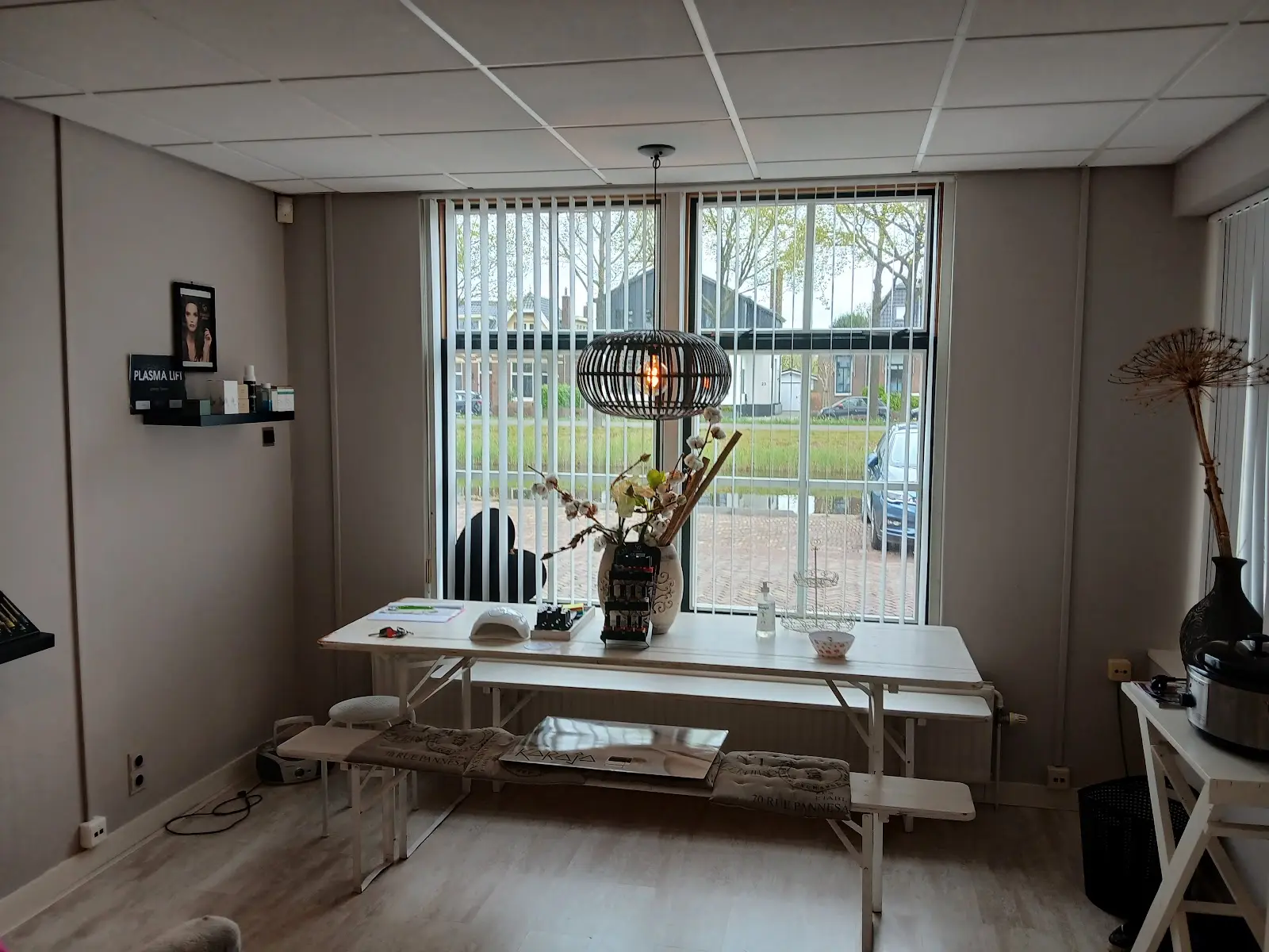 De lange tafel bij het raam in de salon, klaar voor een workshop