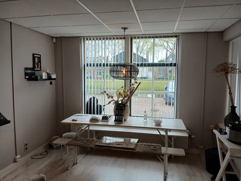 De lange tafel bij het raam